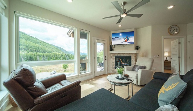 Modern Condo | Lake, Views & Balconies