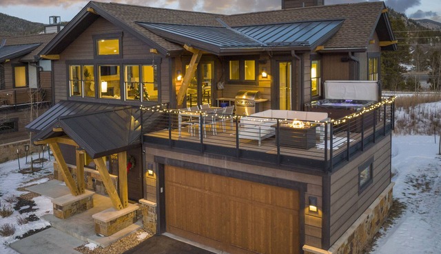 Modern Elegance, Stunning Mountain Views, Hot Tub, Fire Pit, Walk to River!