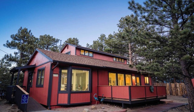 Modern Family Cabin near RMNP and town! 2 Decks & Firepits, Dogs ok - Big Yard!