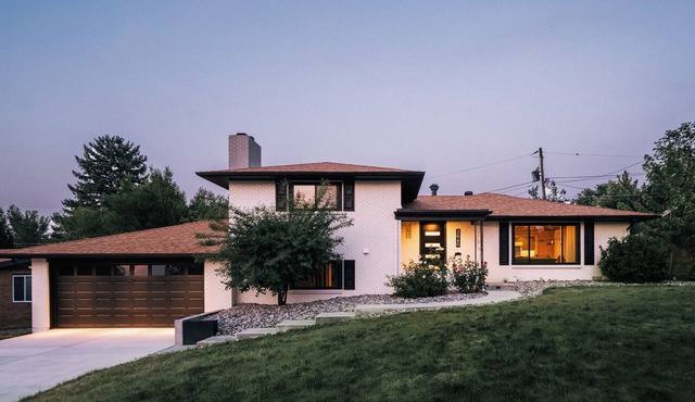 Modern family retreat with hot tub, sauna and game room near Denver