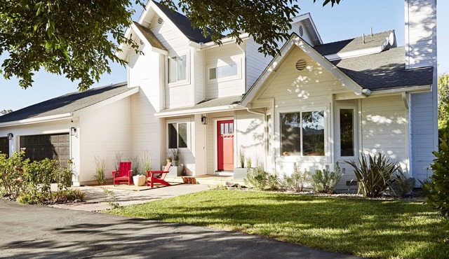 Modern Farmhouse- Prime location yet very private! 12 wineries w/in 1 mile