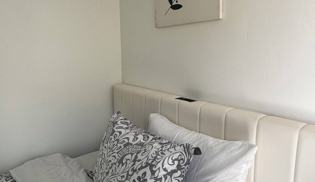 Modern Guesthouse With Amenities in Quiet Saratoga