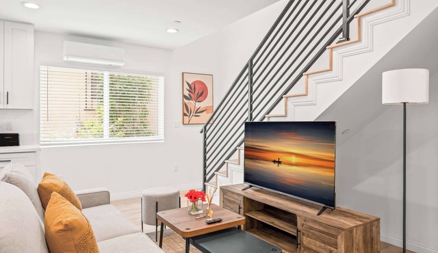 Modern Home near Pasadena Garage & Full Kitchen