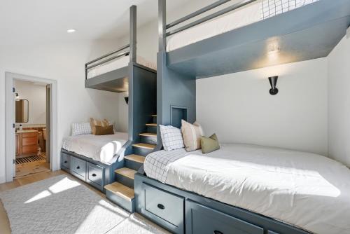 Modern Mountain-Chic Condo-Ski, Golf, Bike, Hike!