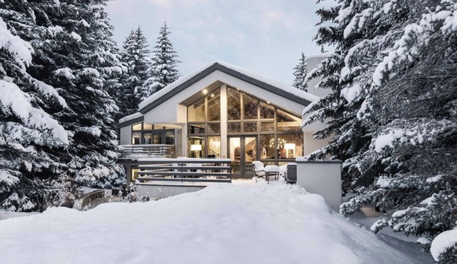 Modern Ski Chalet on Vail Mountain- walking distance to slopes and Vail Village
