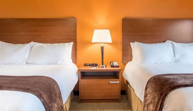Modern Stay in Loveland | Kitchenette | 2 Queen Beds