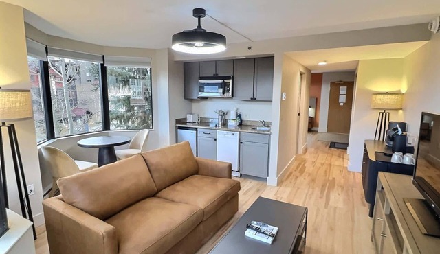 Modern Suite, Pool, Hot Tub, Mountain View