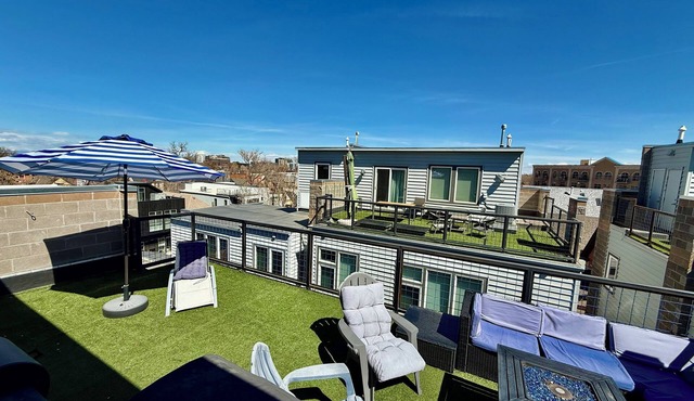 Modern townhome w/ rooftop patio in RiNo/ Five Points, Denver