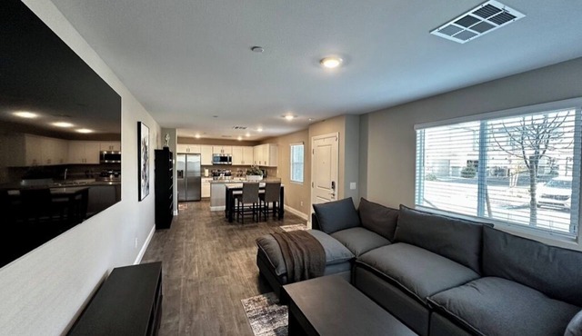 Modern Townhouse Retreat, Cozy & Convenient