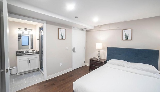 Modern Upscale 2BR Apartment in Carson - Stay Gia