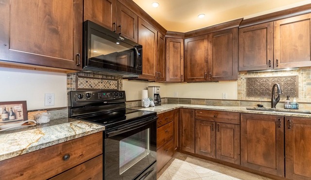 Mountain and Ski Slope Views, Walk to Lifts, Private Patio, Private W/D