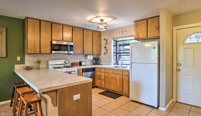 Mountain Escape w/ Views, 3 Mi to Lake Arrowhead