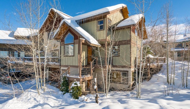 Mountain Lily | 3BR + Loft | Valley Views | Family Game Room | Near Downtown and