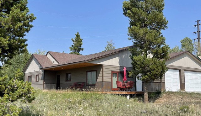 Mountain Meadow, 3-bedroom vacation home, close to RMNP & lakes, Hot tub, W/D