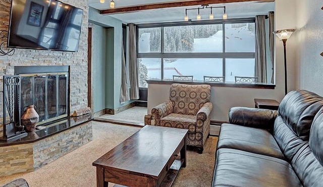 Mountain Plaza 3 Bedroom Condo #421/423 by RedAwning