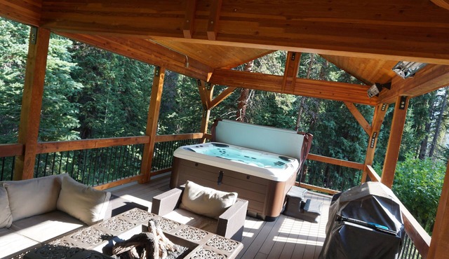 Mountain Retreat with Amazing Hot Tub and Outdoor Patio Area!
