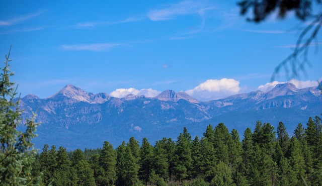 Mountain-View Cabin Retreat, 3 BR Main House + 1 BR Apartment, Sleeps 10