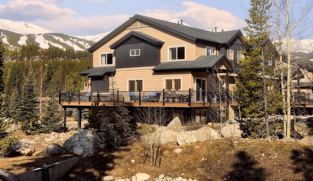Mountain View Retreat - Hot Tub - Spacious Deck