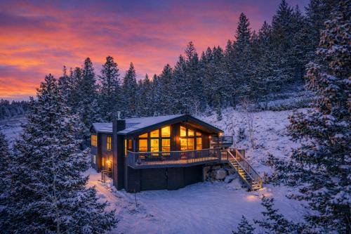 Mountain View Retreat - Game Room, 2 Living Areas, Hot Tub, Fire Table