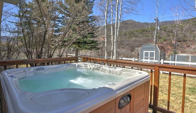 MTN Retreat w/Hot Tub, Dog Friendly, 7 mi 2 Skiing