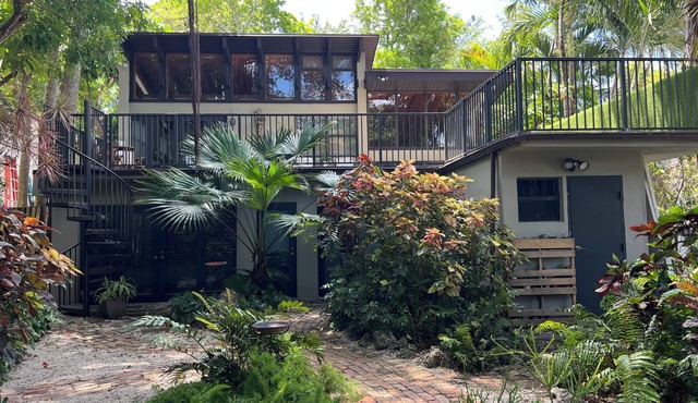 Multi level tropical paradise - 3-bedroom house in tropical Coconut Grove