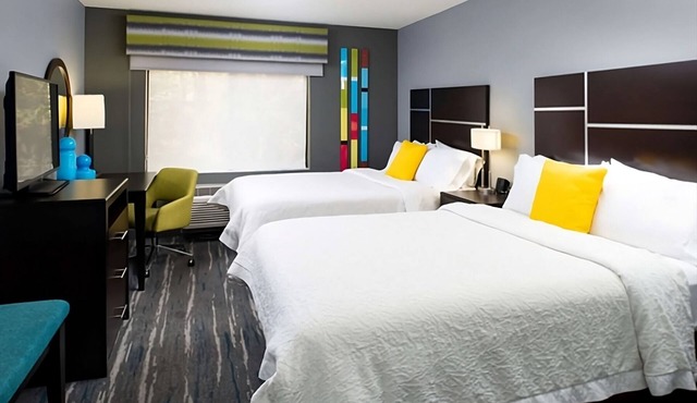 Nature's Beauty at Your Doorstep! Free Breakfast, Free Parking, Indoor Pool!