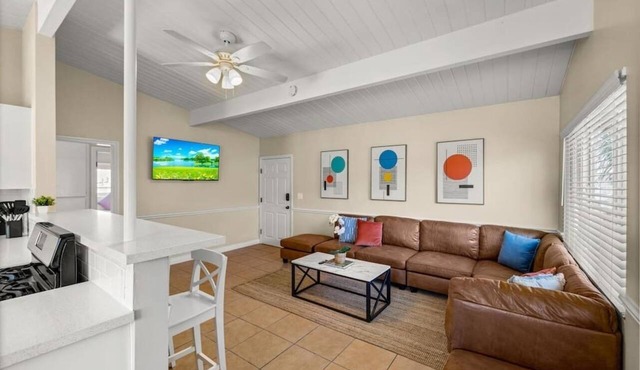 New 2 Bed Apartment Close to Downtown and Beach!