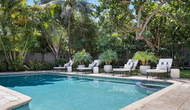 NEW! Chic & cozy villa with saltwater pool & spa 5 min walk to the beach