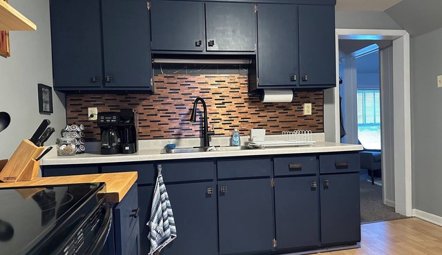 NEW! Comfortable 2-bedroom apartment in Ishpeming - close to downtown amenities