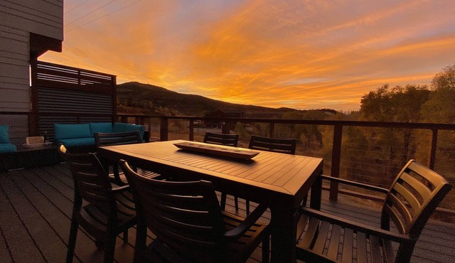 New Family-Friendly Home Overlooking Fox Creek, Large Deck & Cozy Furnishings