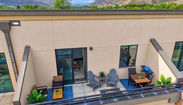 NEW Golden Luxe Condo-Patio w/Firepit + Mtn Views