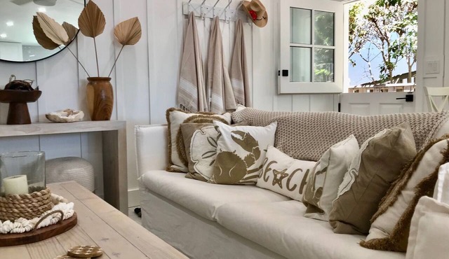 NEW Gorgeous Condo, beach side of Sandyland. June 3 nt. min. July 7 nt. min.