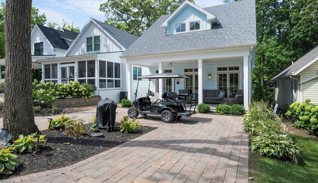 NEW Lakeside Cottage Sleeps 16 Includes Golf Cart Walk to Lake and Near Pool