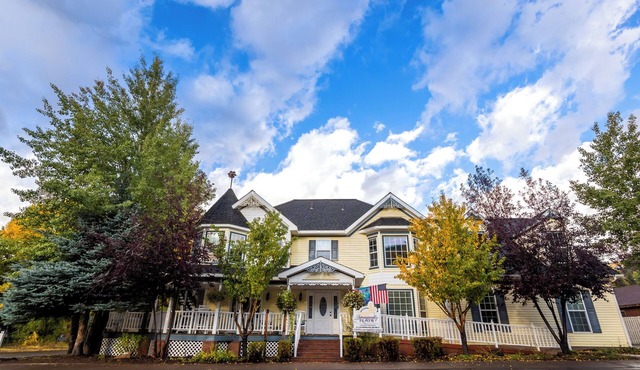 New Listing! The Dusty Rose Inn | Victorian-Style | Main St Stay