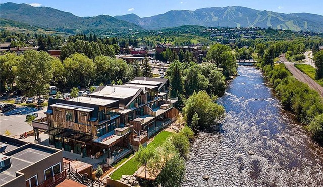 NEW LUXURIOUS RIVERFRONT DOWNTOWN TOWNHOME 4 BED 2.5 BA W/HOT TUB