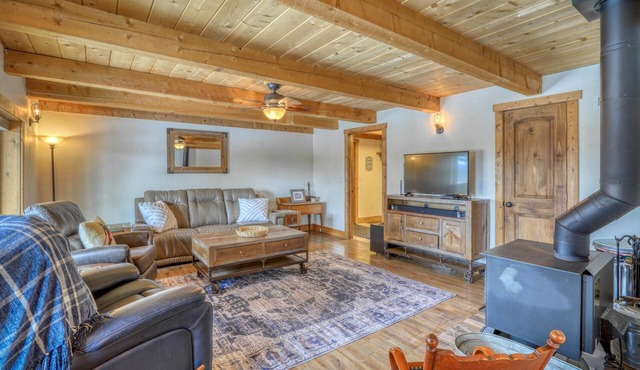 New! Pet-Friendly Mountain Modern Cabin! Acreage w/ Mountain Views/ L