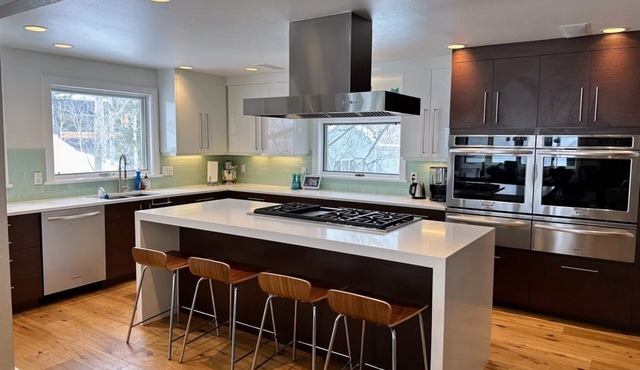 NEW roomy family friendly home | 3 King Suites | Chef's kitchen | Hot tub | AC