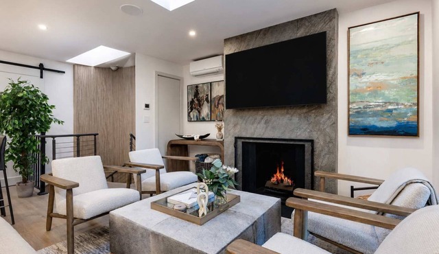 New Stunning 3BR, 3BA Steps from Gondola with AC!