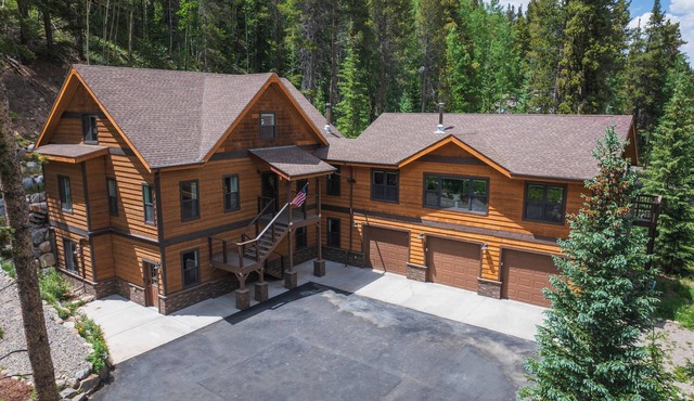 NEW VRBO. Group Lodge has 2 kitchens! Hot Tub and games for all ages