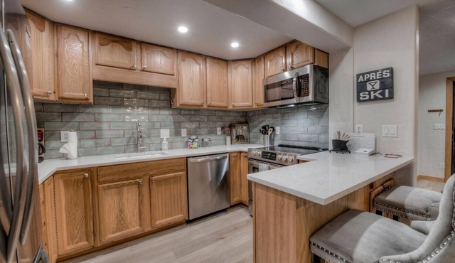 Newly Remodeled Townhome - 4bd + Free Shuttle