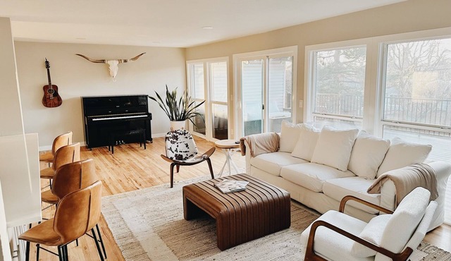 Newly Renovated Home with firepit and office 5 mins from Main St dining & shops