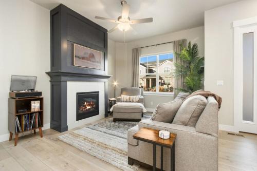 NOCO Retreat with King Beds, Fireplace, Scenic Trails