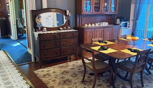 Oldest historic Victorian 7-bedroom bed & breakfast in charming Ferndale