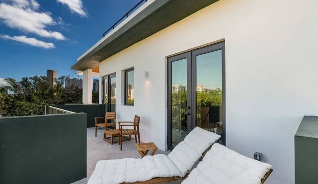 Olive Penthouse | 2 Bd/2Ba | Private Deck, Garden