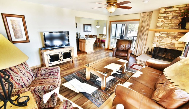 On Lake Near Amphitheater, Views! 1st Floor. Walk to Concerts, Marina, Parks