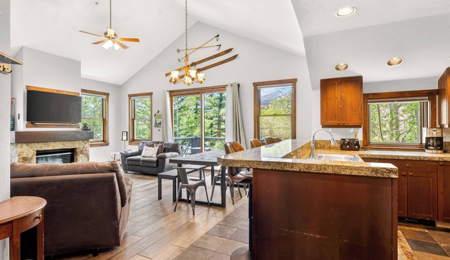 On Main St w/Ski Area Views, Heated Garage/Hot Tub