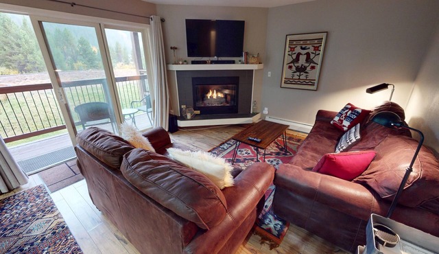 On River Trail, 2 Hot Tubs! Ground Floor. Walk to Festivals, Dining, Shops