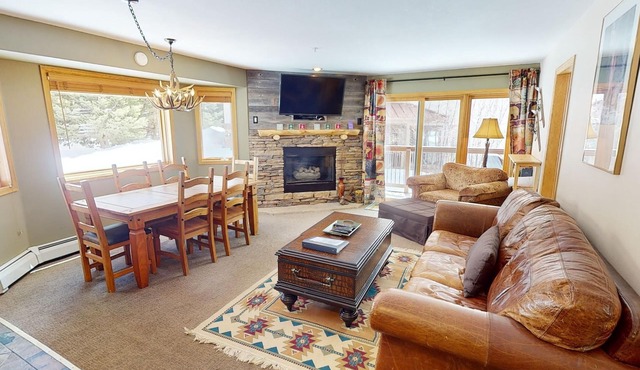On River Trail, End Unit! 2 Hot Tubs. Walk to Festivals, Dining, Activities
