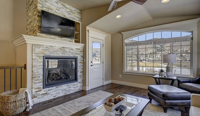 ON THE LAKE Family Retreat ~ Kayaks ~ Bikes ~ Hot Tub ~ Game Room ~ Pets Allowed