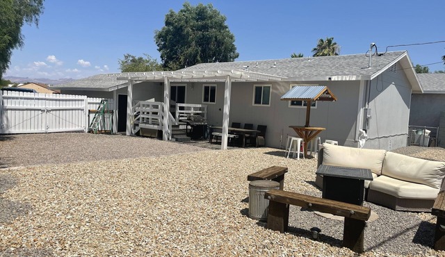 One block to the River, sports park, dogs, AC garage games!